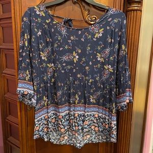 Bundle Sale No side tag fits M pretty V in back top